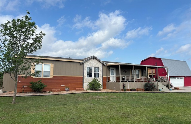 Spacious 3BR Home + Barn Theater in the Country Between Dallas & Houston