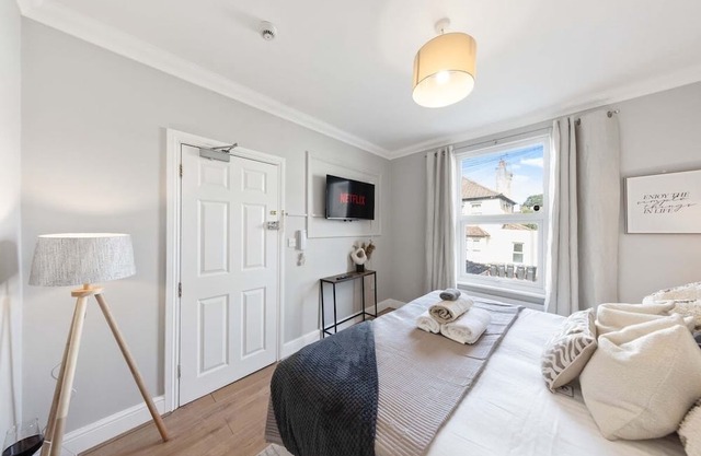 Long Stay Ready | King Bed | Kitchen | WiFi | Town