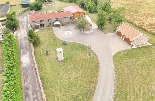 The Barn, Luxury Country Home Sleeps 6 Hot Tub