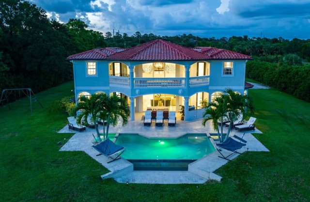 Private 5000 SF Waterfront Mansion w/Pool & Games