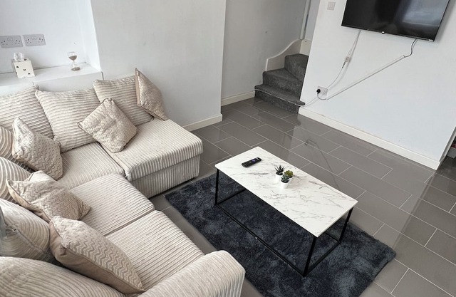 4 person cosy full house with garden access - close to city centre and CBS arena