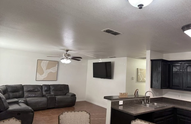 Downtown Family Friendly 3 bed Home with large patio