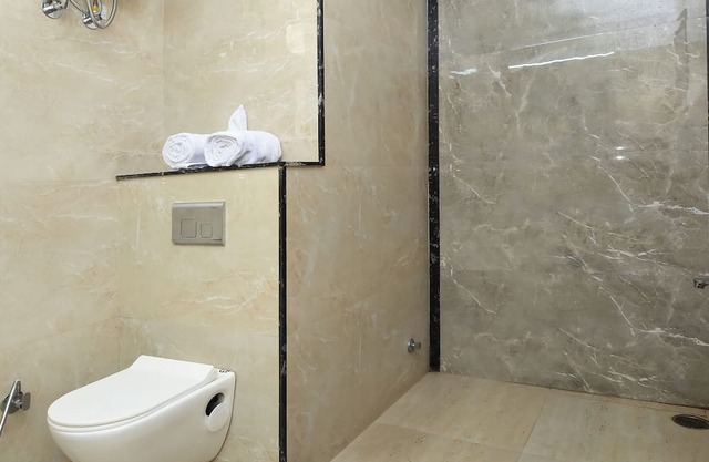 Spacious 6 bedroom villa in gorgeous Jaipur with swimming pool