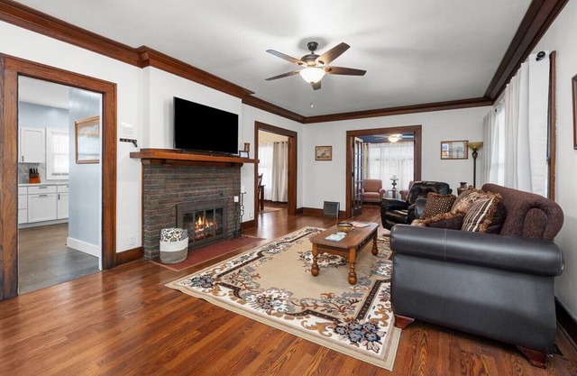 5 Min to DT *Beautiful 1923 Craftsman* 6 Beds+Desk