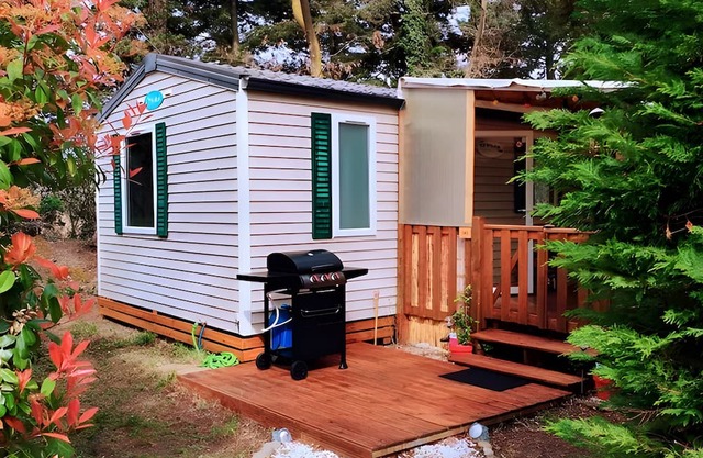 Caravan 'Mobil-home' with Shared Pool, Private Terrace and Air Conditioning