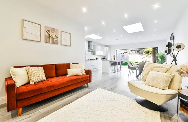 Stylish Wembley Home + Garden & Parking
