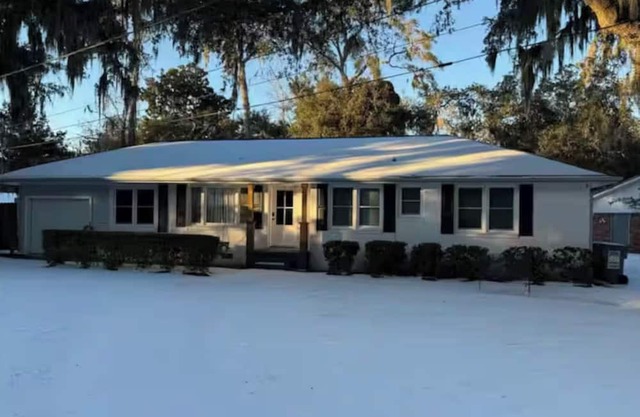 Home Under The Oaks - Sleeps 6!