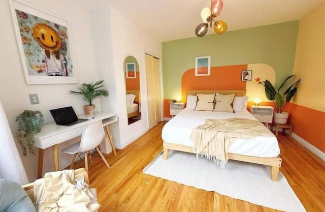 Comfy Clean 2BR 1BA Home- 15 mins to Times Square!