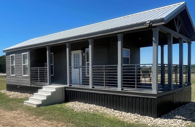 Hill Country Tiny Home- Dog Friendly w/Gated Yard