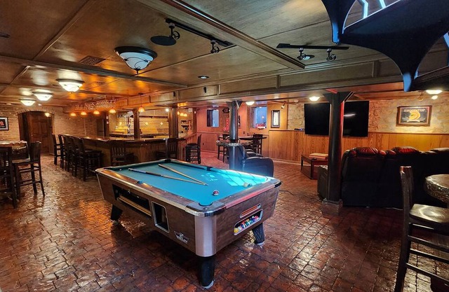 3-Bedroom Downtown apartment with Game Room