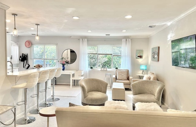 Quaint Southport 1BR/1BTH Incl. utilities Rent Up to 10 months