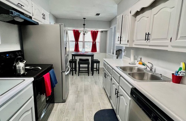 4BR w/Pool Furnished Extended Stay near Randolph AFB Wi-Fi W/D