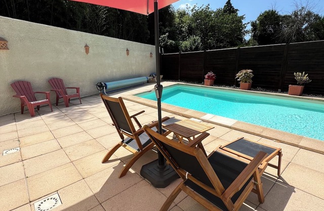 Charming detached house with swimming pool, set in lush greenery on the banks of the Allier.