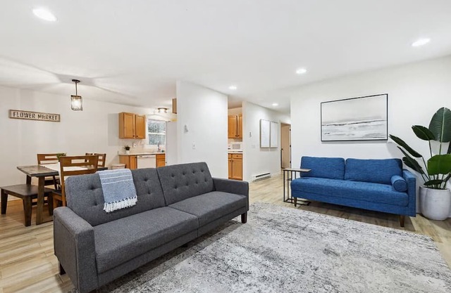 Beautiful 3 Bed/1 Bath Duplex in a quiet neighborhood near downtown Minneapolis