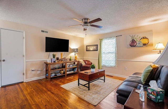 4BR Cape Cod Charm Walk to Cary Shops & Parks