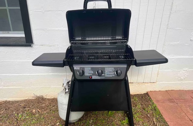 Cozy 2-bedroom house with AC & BBQ Grill in Sugar Hill Near Lake Lanier