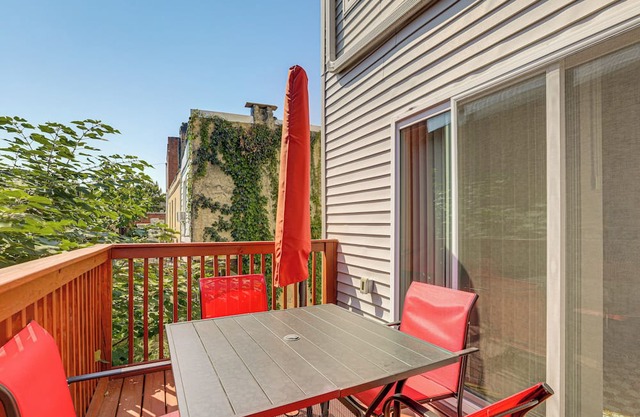 Remote Work Hub: Philly Condo 3 Mi to Center City!