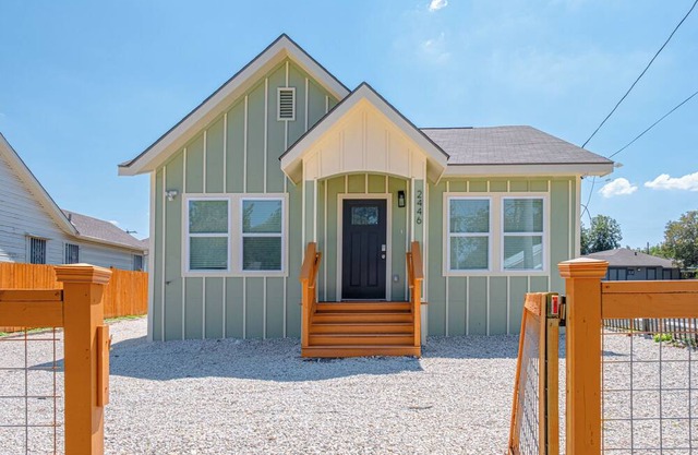 Generous 5BR/3BA Haven Close to Alamo & Riverwalk!