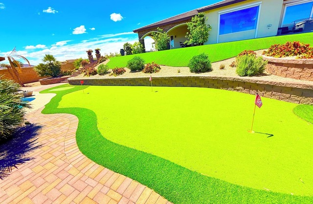 Sophisticated luxury Paradise-Resort,Spectacular Strip & Mountain View’s, Pool.!