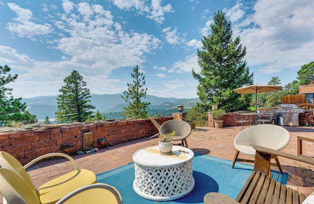Trail Access, Hot Tub: Lakefront Boulder Retreat!