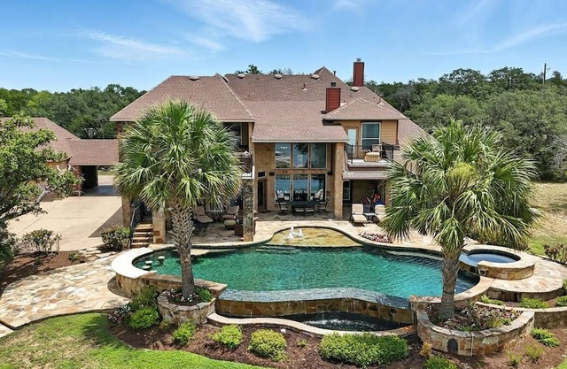 This house is a 6 bedroom(s), 5 bathrooms, located in Austin, TX.