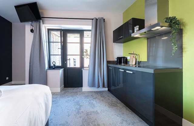 Artist-inspired suite for 2 with king bed, private kitchen, air conditioning, and modern comforts. Perfect for couples, solo travelers, or business stays.
