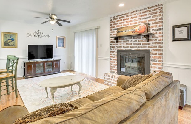 23 Mi to NOLA: Cozy & Quaint Destrehan Townhome