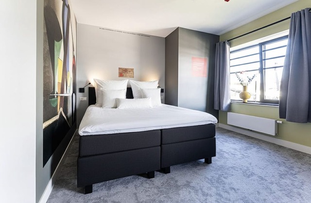 Artist-inspired suite for 2 with king bed, private kitchen, air conditioning, and modern comforts. Perfect for couples, solo travelers, or business stays.