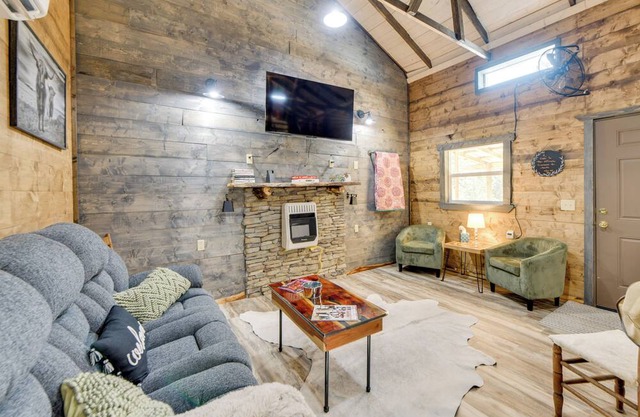 Lake Eufaula Access: Cozy Wood Cabin w/Yard!