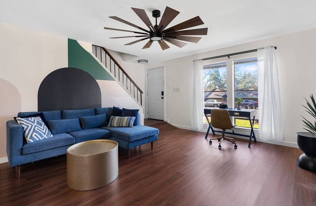 2 Mirrored Units- Fire pits and grill, walk to Starbucks, HEB, restaurants