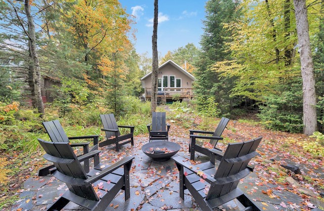 Muskoka Waterfront Cottage w/Canoes and Fire Pit