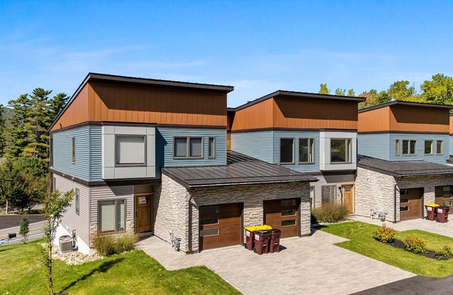 Beautiful dog-friendly home with balcony and gas fireplace - near beach