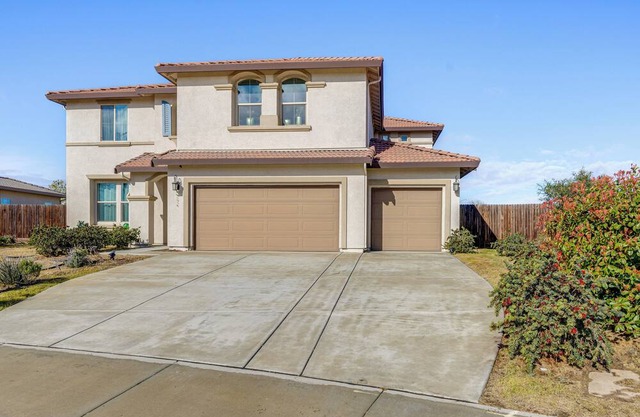 4 Mi to CSUB Campus: Spacious Home w/ Yard
