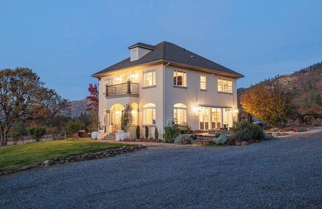 Private vineyard sanctuary for 6. Savor coffee at sunrise in the backyard oasis, soak in the hot tub under starry skies, and enjoy this elegant spacious retreat with mountain views, minutes from Historic Jacksonville and Applegate’s wine country.