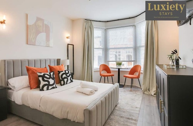 New! Chic & Sunny Studio City Centre Nr High St by Luxiety Stays