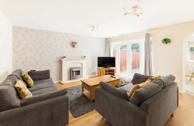 4-Bed Home for Contractors | Parking | Walk to Hospital