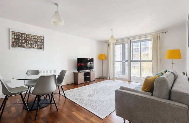 Modern 1-Bedroom Flat with Balcony/Next to Station