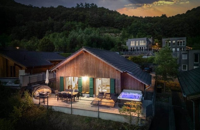 Lake 'N Mountain-View Retreat