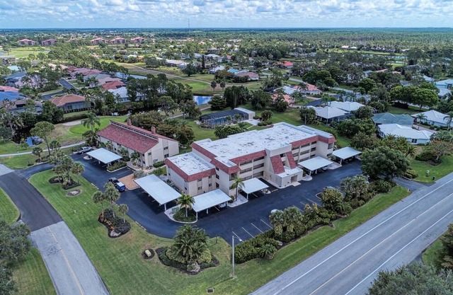 Fantastic condo with AC in Punta Gorda and elevator access.