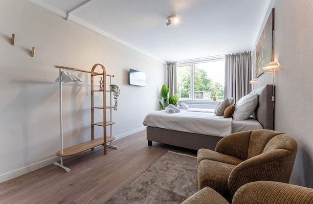 Study hard, relax harder. Stay near University Tilburg and enjoy fresh air and greenery right outside. Great value, shared facilities, and a peaceful vibe — ideal for student life.