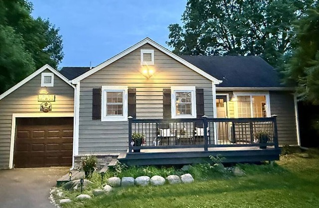 Modern 2BR Retreat by Lake Minnetonka