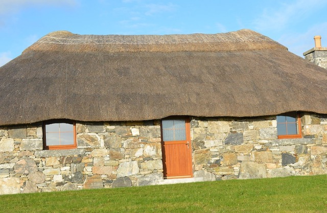 Thatched Cottage near beach, Luxury Rooms, Fully kitted kitchen, drying room,