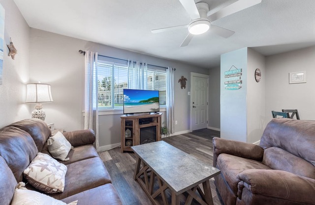 Roomy 1 BDRM Large Pool w/a Private Courtyard and a 5 Min Walk to the Beach
