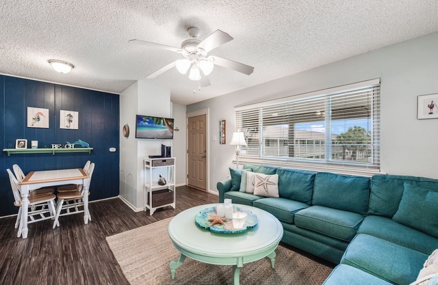 Roomy 1 BDRM Large Pool w/a Private Courtyard and a 5 Min Walk to the Beach