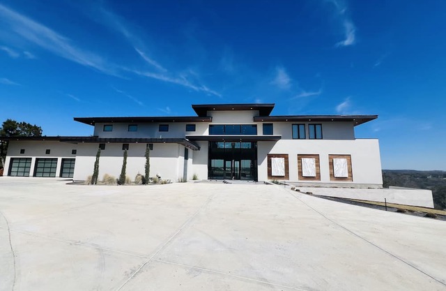 New Lake Estate: Pickleball, Tennis, Pool on site. Great for SXSW, ACL, F1, Golf
