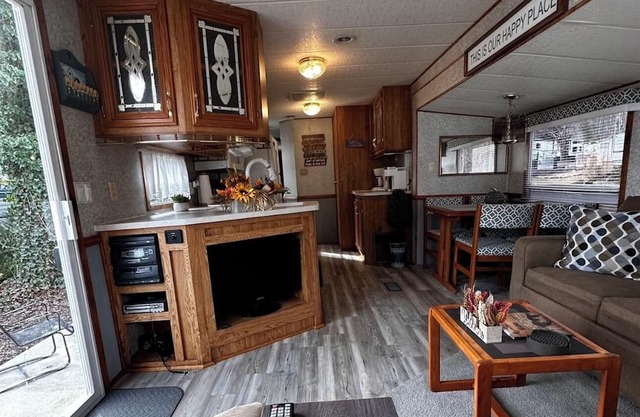 Bearfoot Retreat. Located in Gatlinburg, Tennessee. Cozy camper . Pet friendly.