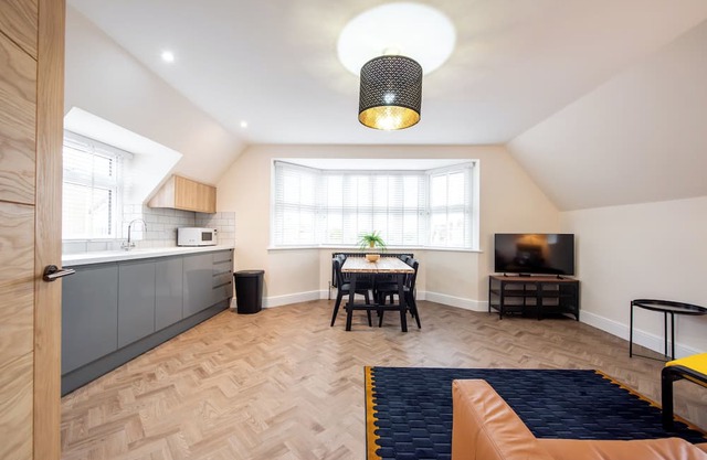 Two Bed Apartment in Harwich, Close to Shops, Private Parking, Fast WiFi