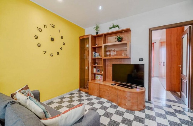 Comfortable 60 sqm apartment, perfect for a stay of 2 people, located on the third floor of a building without a lift.The property is located in the Vanchiglietta district, in an area full of services and well connected to the center of Turin and its mai