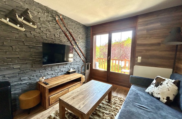 Apartment at the foot of the slopes, swimming pool, sauna, linen included and pets allowed.