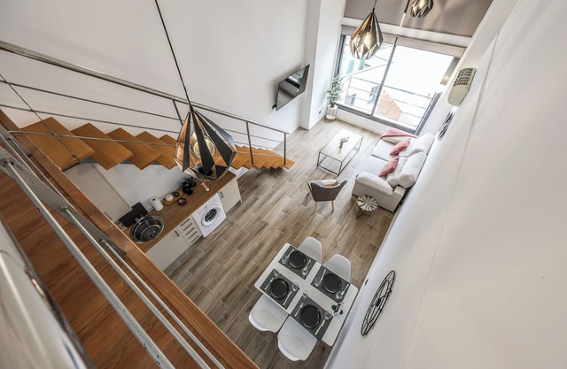 Luxury duplex in quiet neighborhood